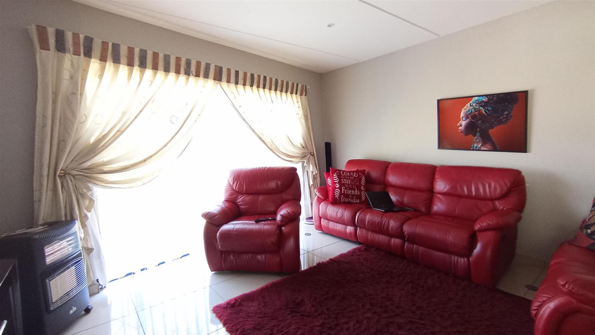 Lounges - 21 square meters of property in Jackaroo Park