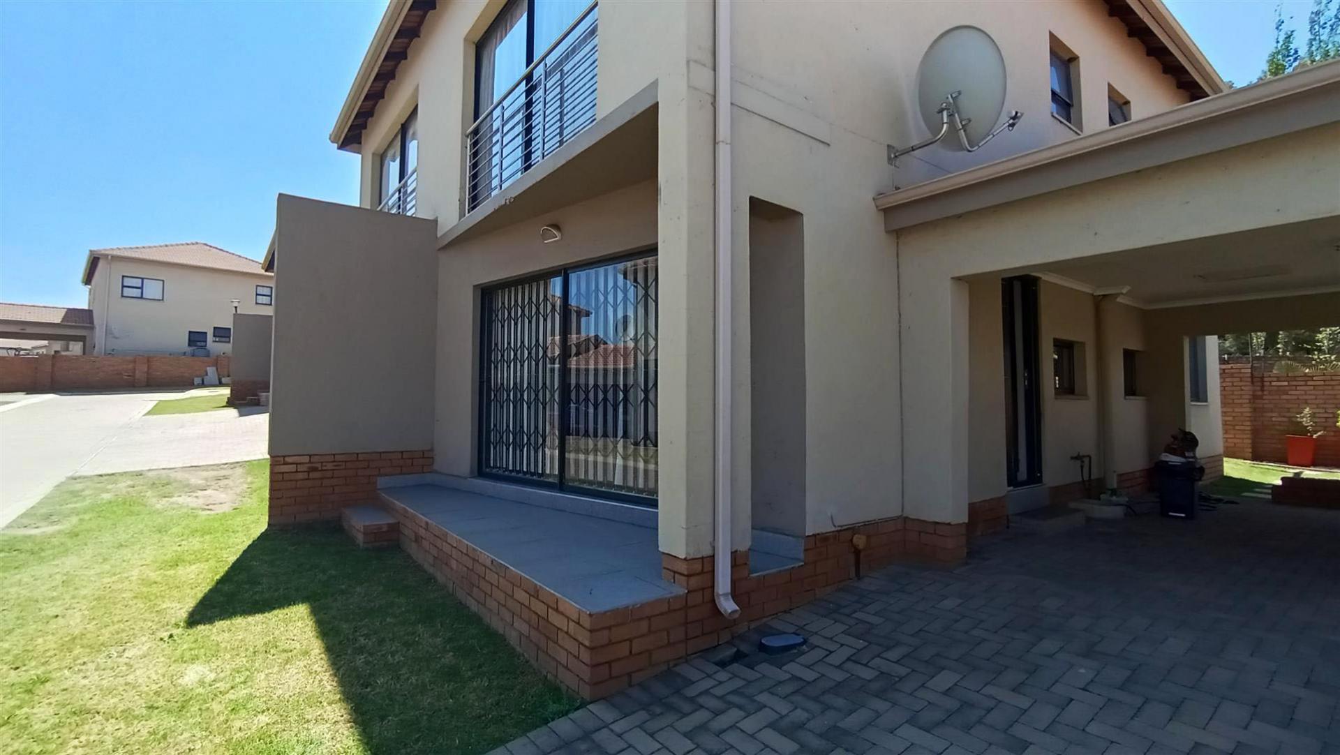 3 Bedroom Duplex for Sale For Sale in Jackaroo Park - Privat