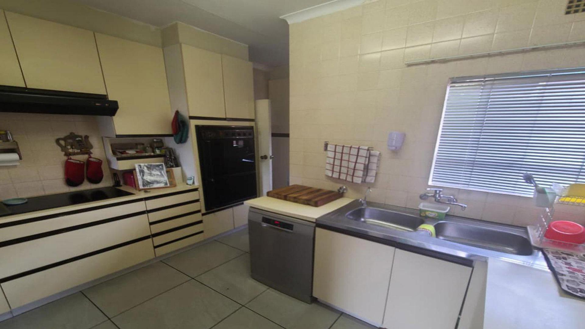 Kitchen of property in Die Heuwel