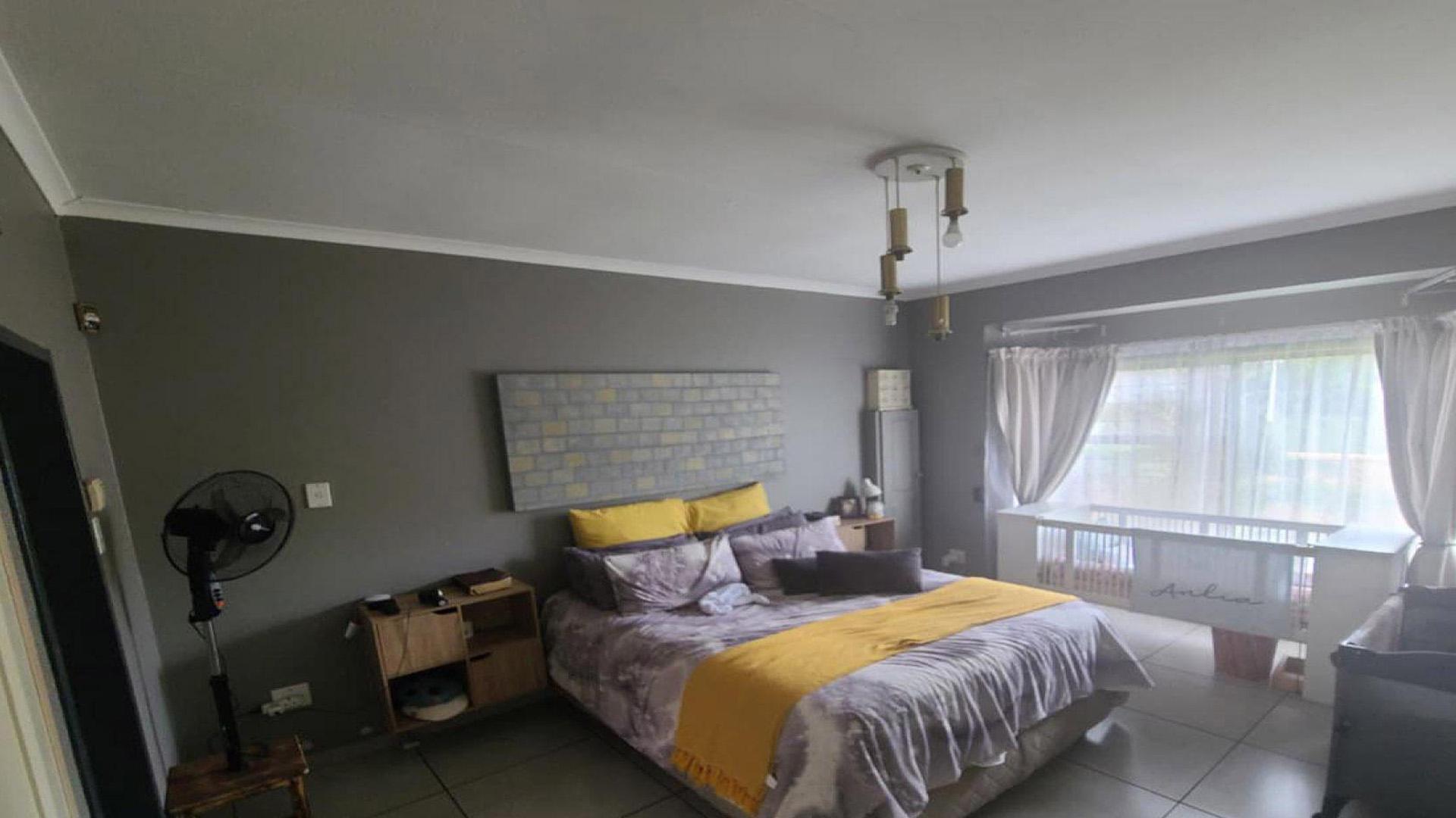 Main Bedroom of property in Die Heuwel