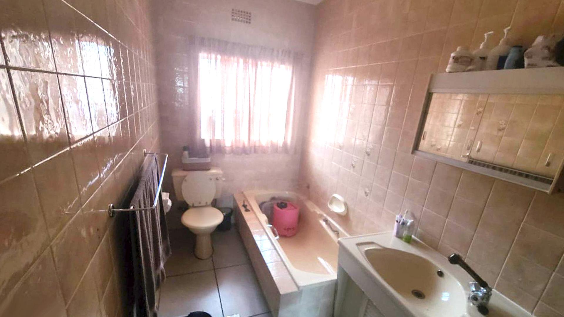 Bathroom 1 of property in Die Heuwel