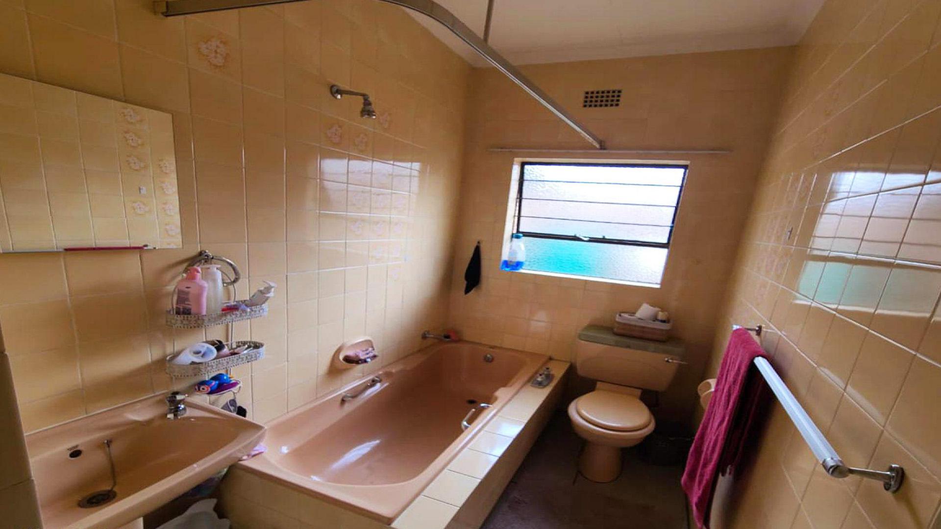 Main Bathroom of property in Die Heuwel