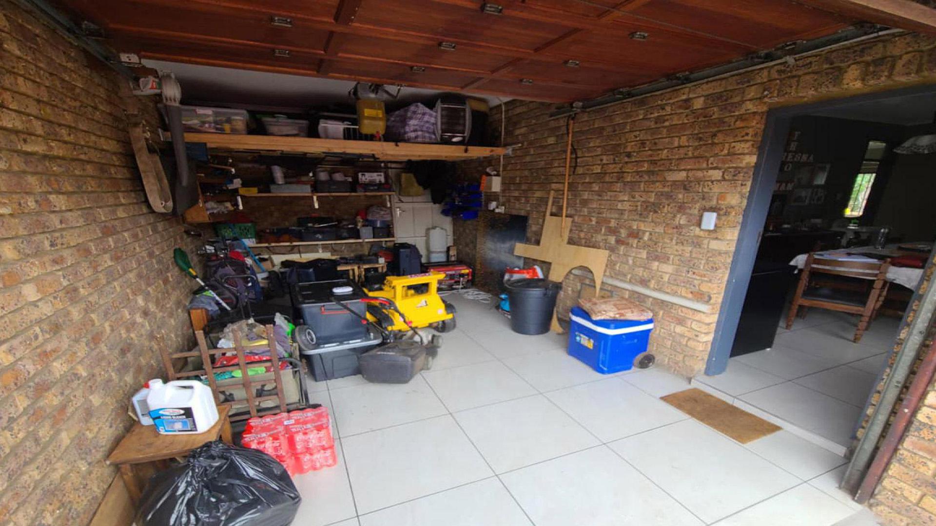 Garage of property in Die Heuwel