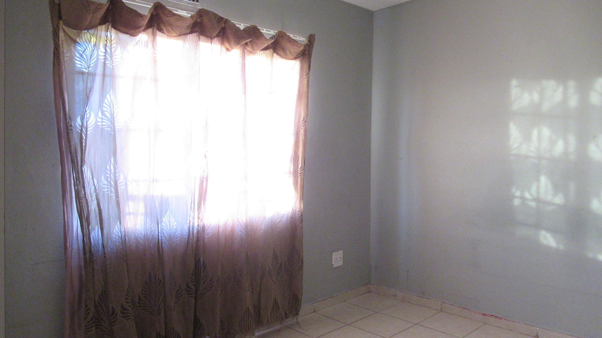 Bed Room 1 - 13 square meters of property in Fleurhof