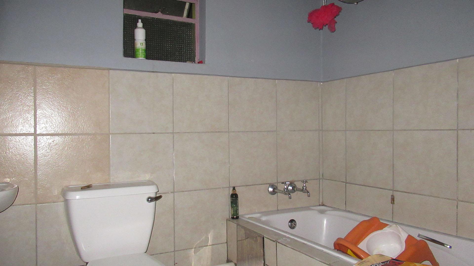 Bathroom 1 - 5 square meters of property in Fleurhof