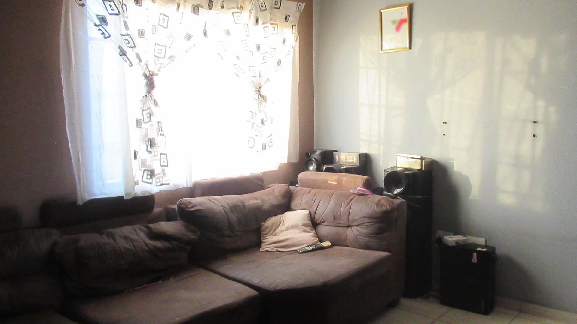 Lounges - 14 square meters of property in Fleurhof