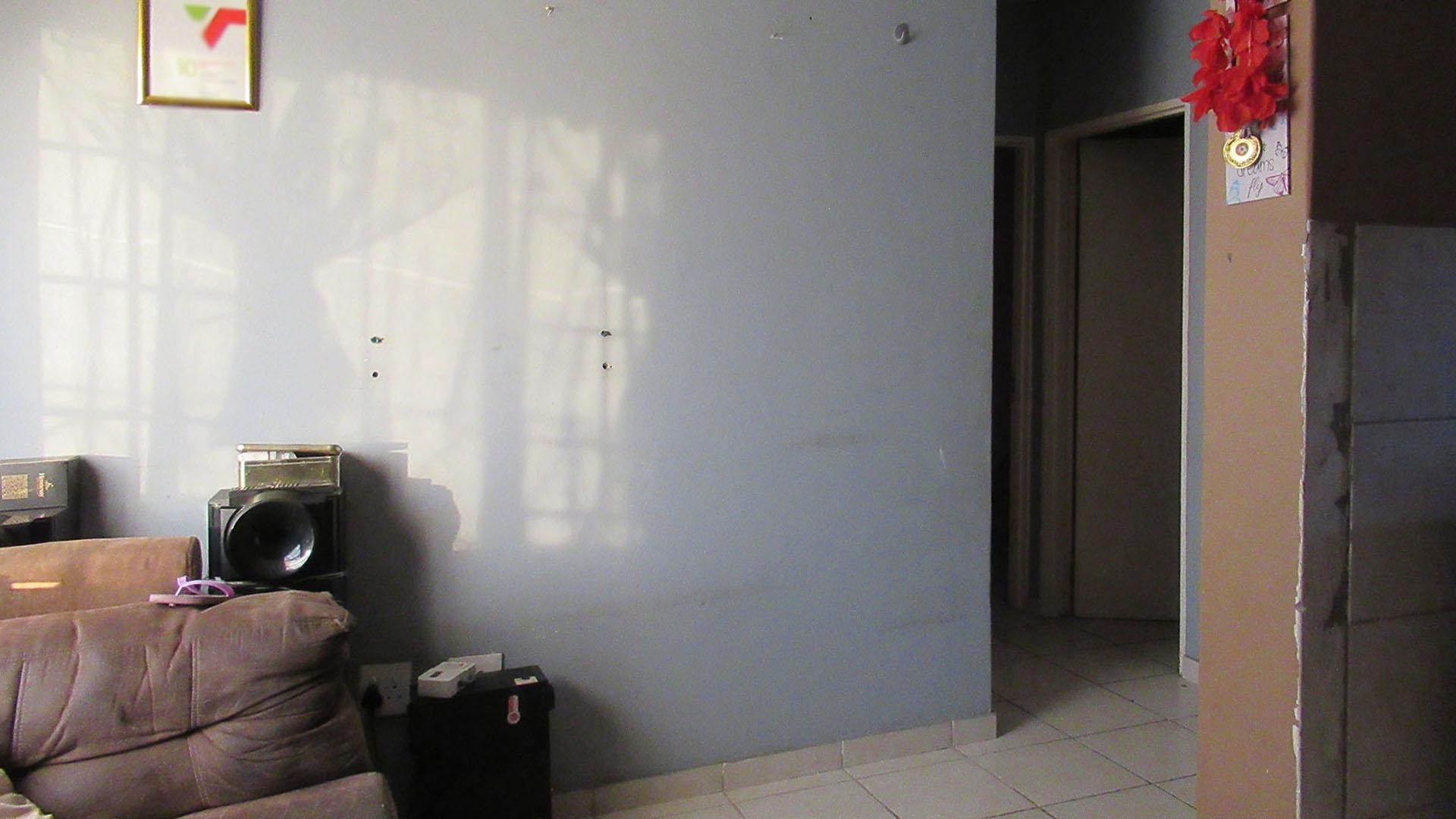 Lounges - 14 square meters of property in Fleurhof