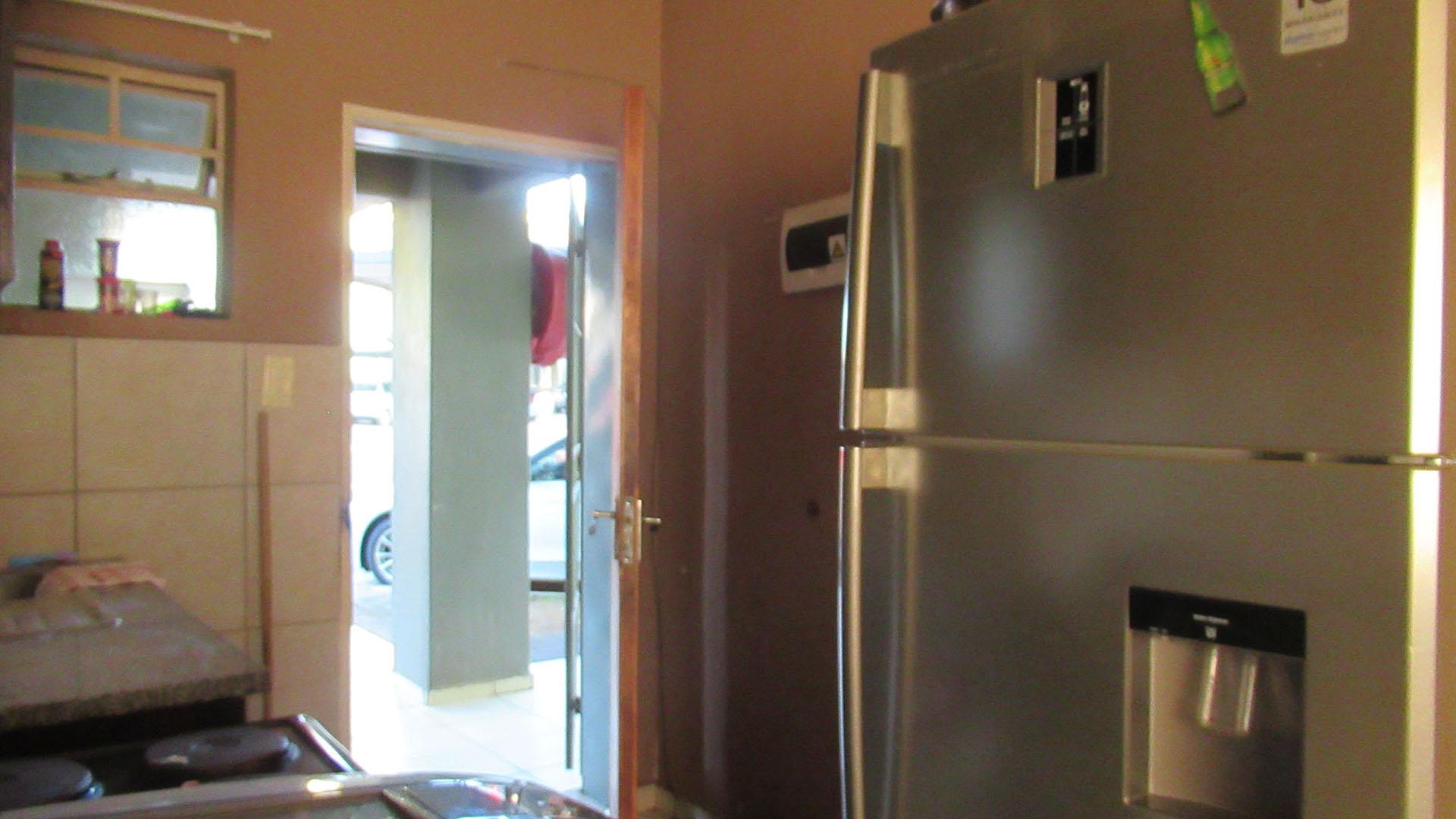 Kitchen - 6 square meters of property in Fleurhof