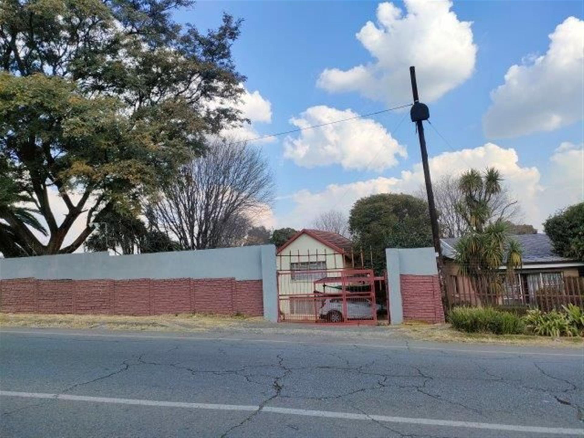 Front View of property in Dewetshof
