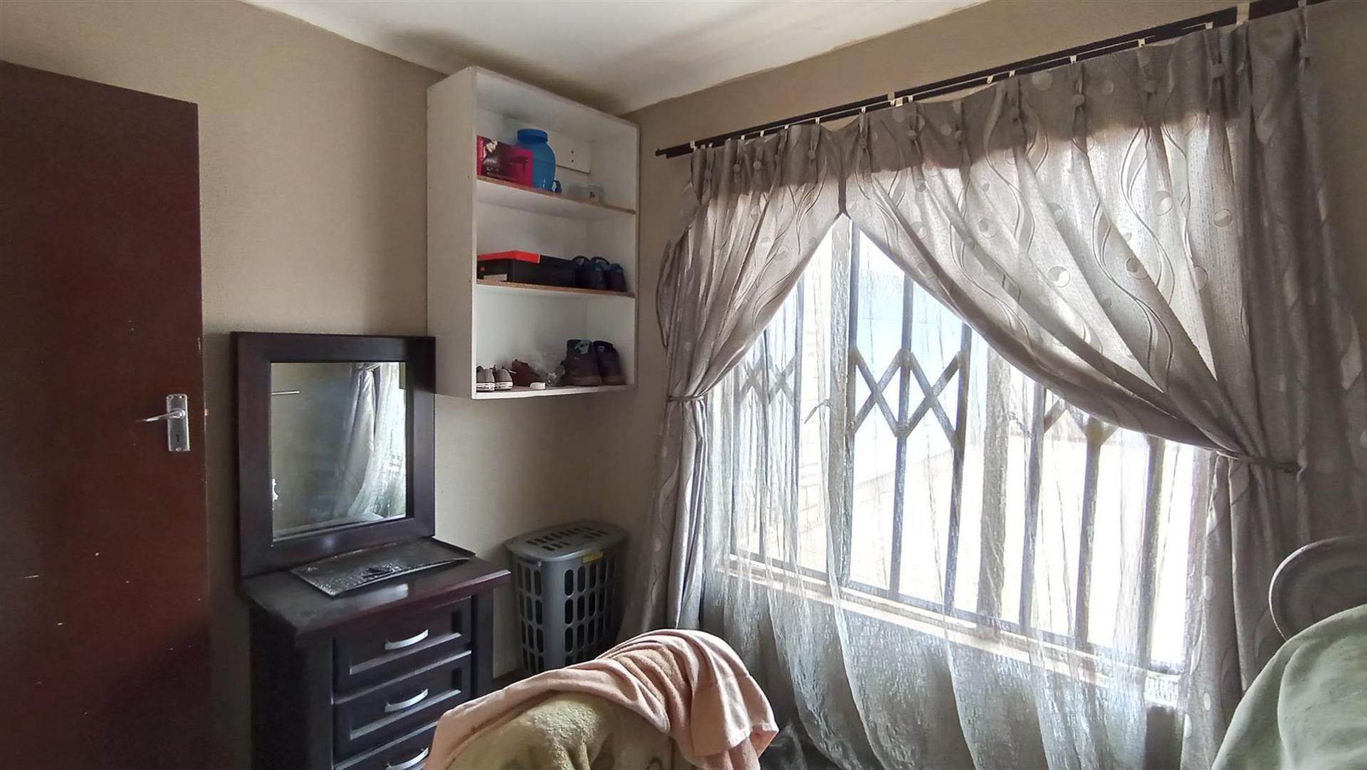Bed Room 1 - 7 square meters of property in The Orchards