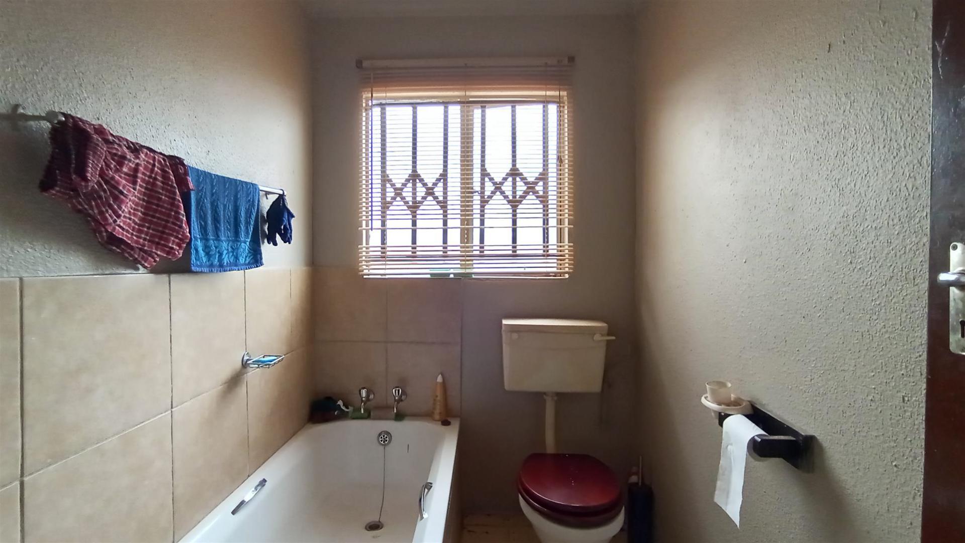 Bathroom 2 - 4 square meters of property in The Orchards