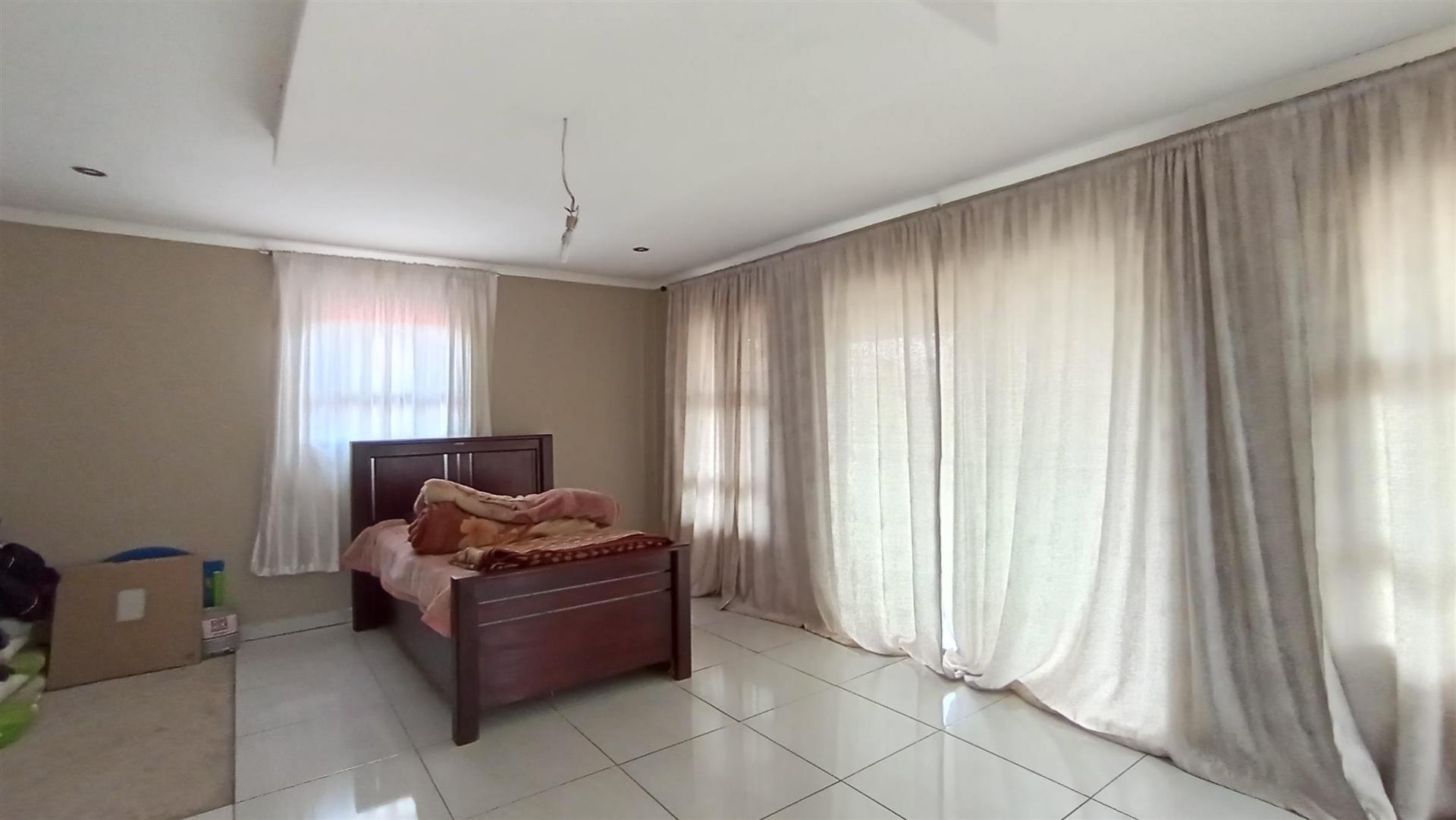 Main Bedroom - 29 square meters of property in The Orchards