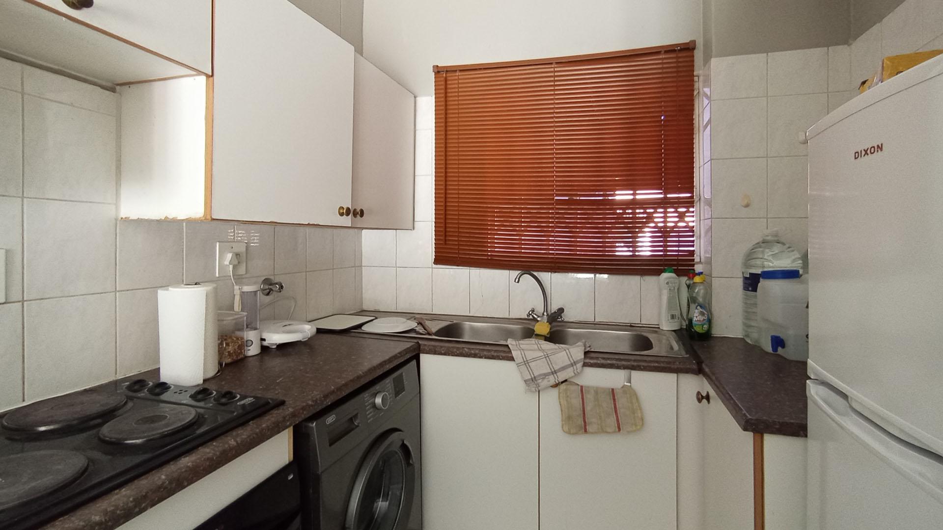 Kitchen - 11 square meters of property in Waterkloof Glen