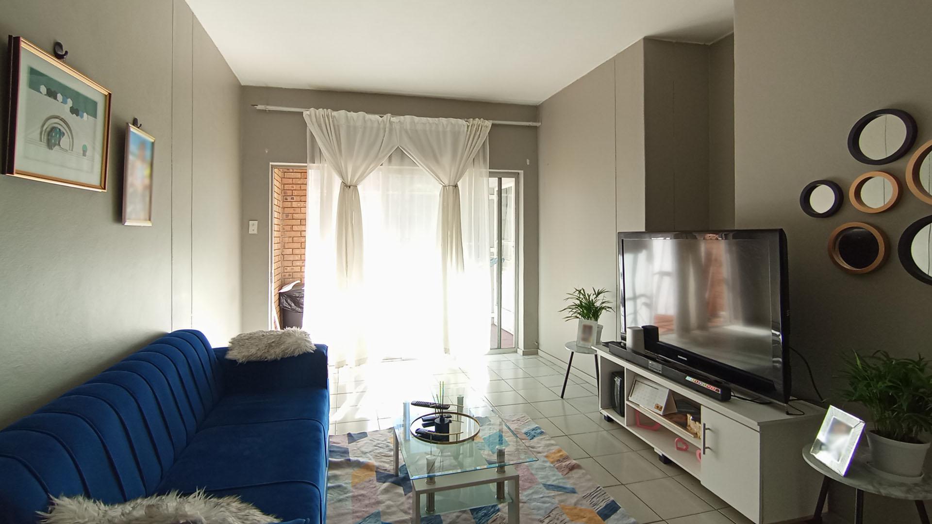 Lounges - 16 square meters of property in Waterkloof Glen