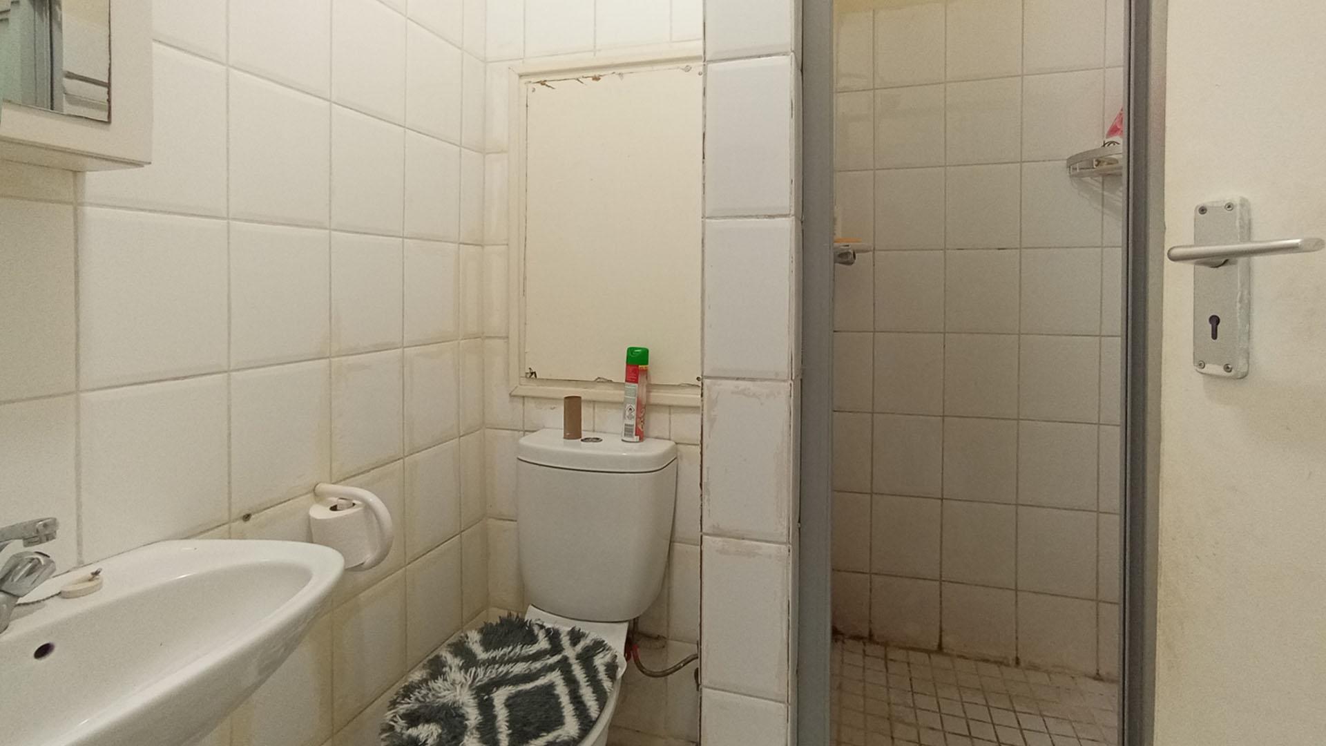 Bathroom 1 - 4 square meters of property in Waterkloof Glen