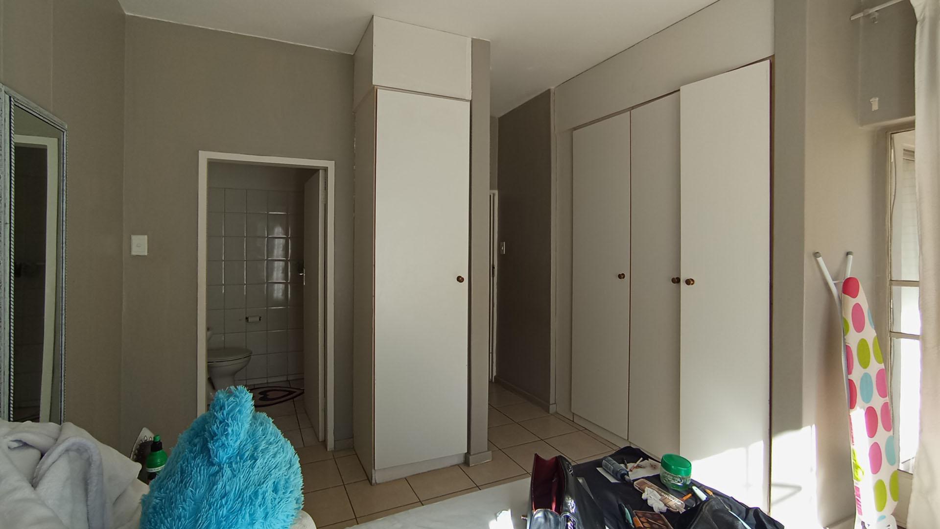 Main Bedroom - 15 square meters of property in Waterkloof Glen