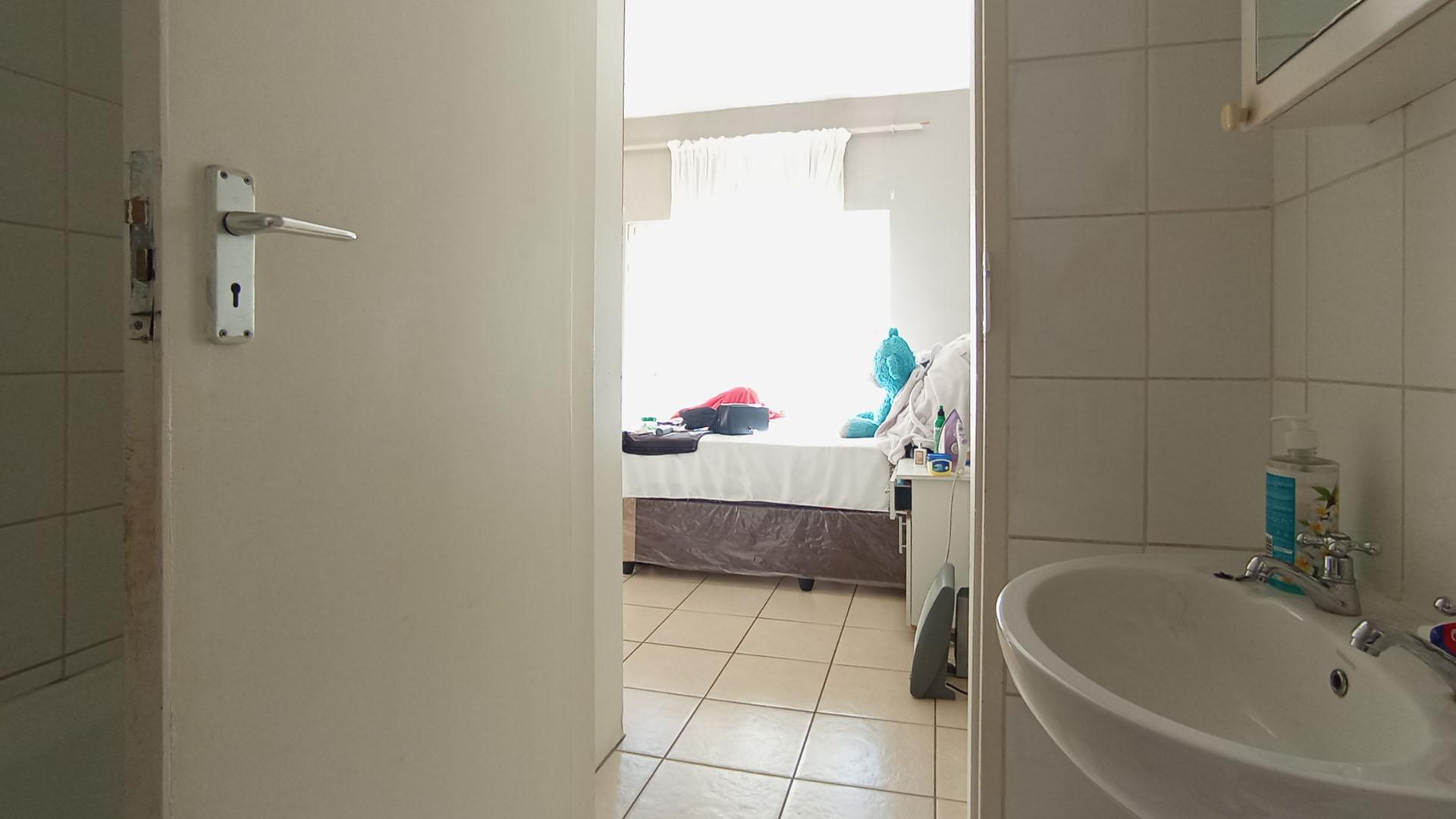 Main Bathroom - 4 square meters of property in Waterkloof Glen