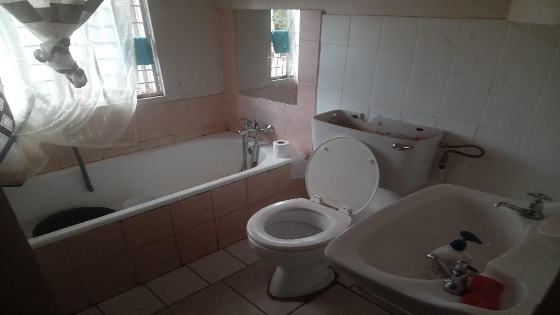 Bathroom 1 of property in Colesburg (Colesberg)