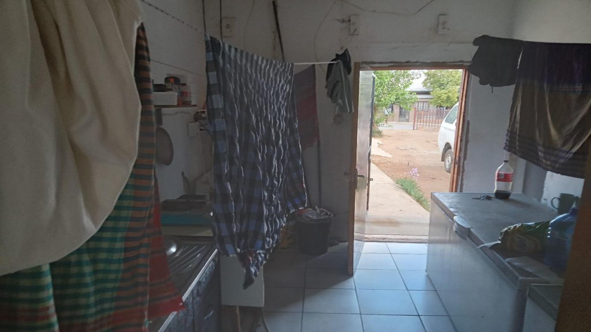 Kitchen of property in Colesburg (Colesberg)