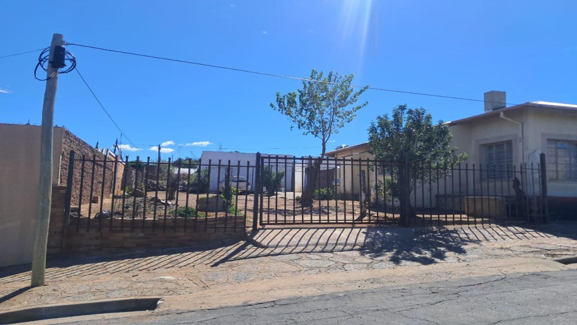 Front View of property in Colesburg (Colesberg)