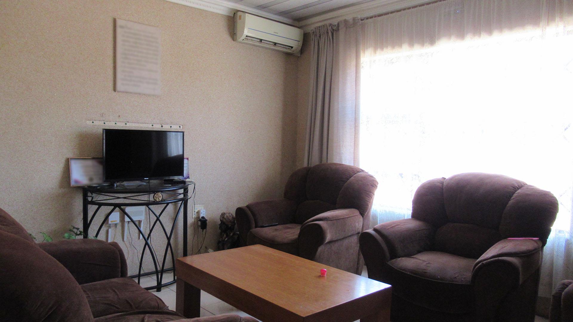 Lounges - 14 square meters of property in Mohlakeng