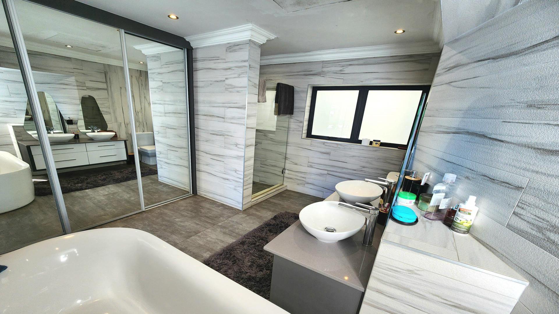 Bathroom 1 of property in Bassonia