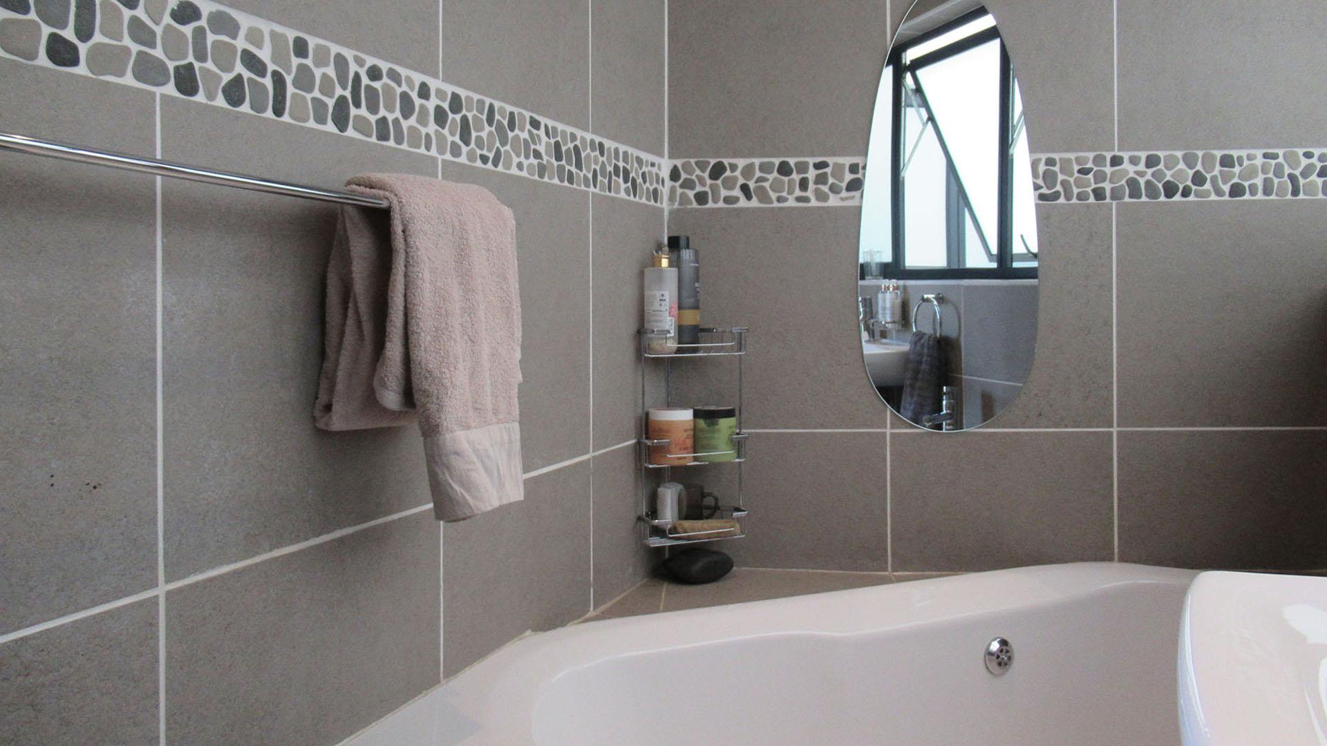 Bathroom 1 - 3 square meters of property in Bassonia