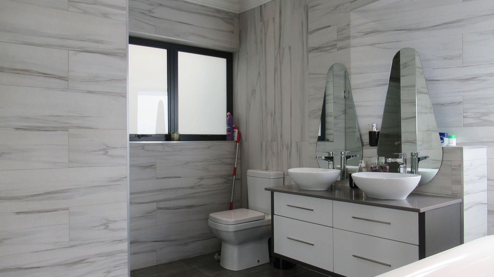 Main Bathroom - 8 square meters of property in Bassonia