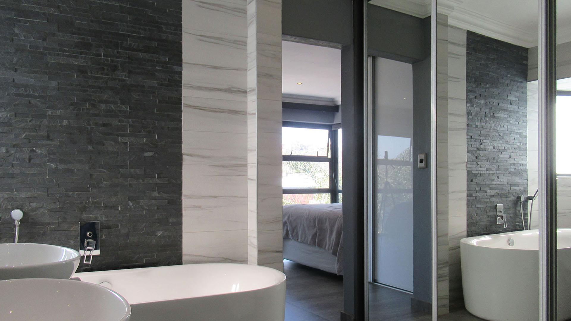 Main Bathroom - 8 square meters of property in Bassonia