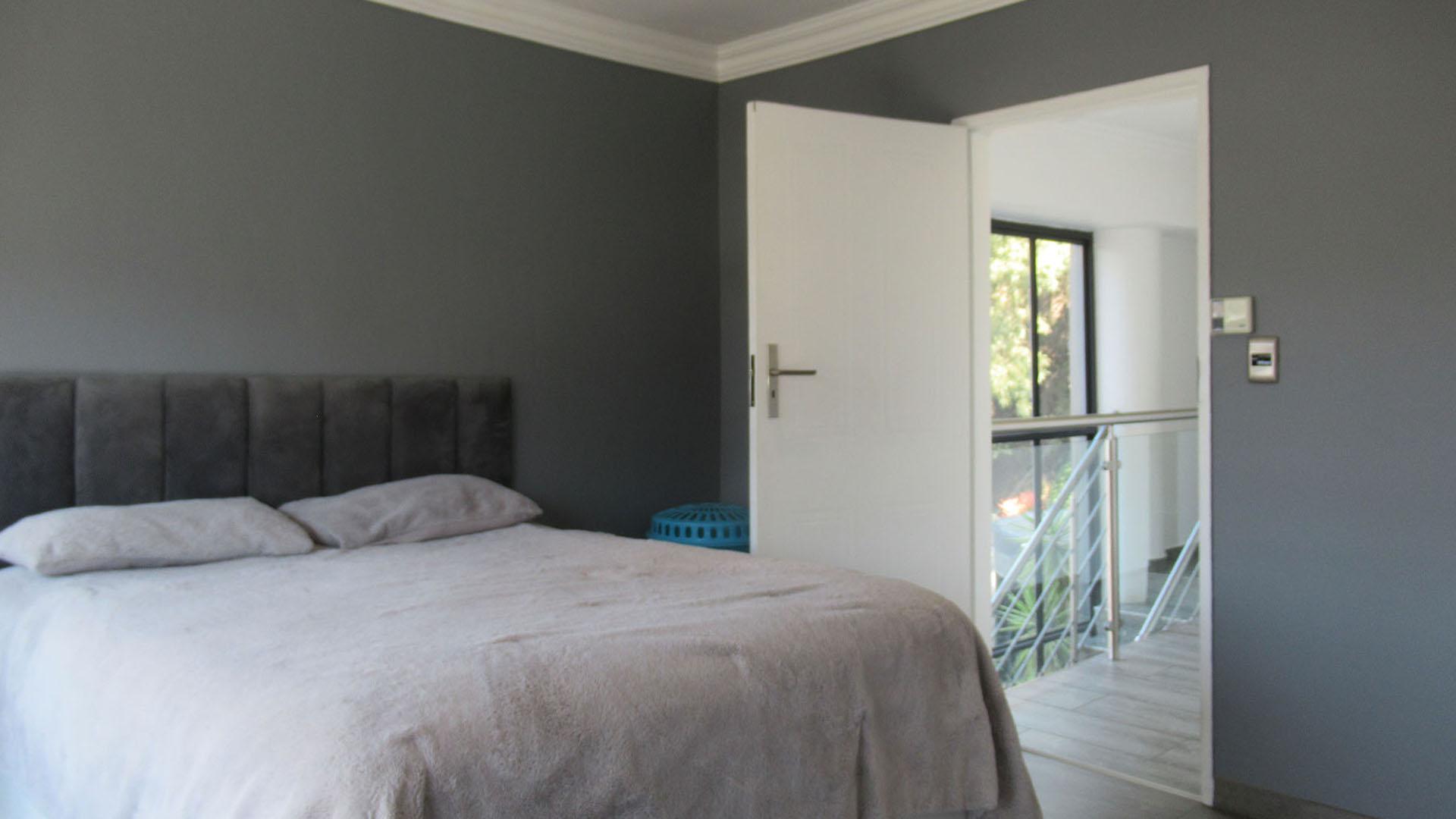 Main Bedroom - 20 square meters of property in Bassonia