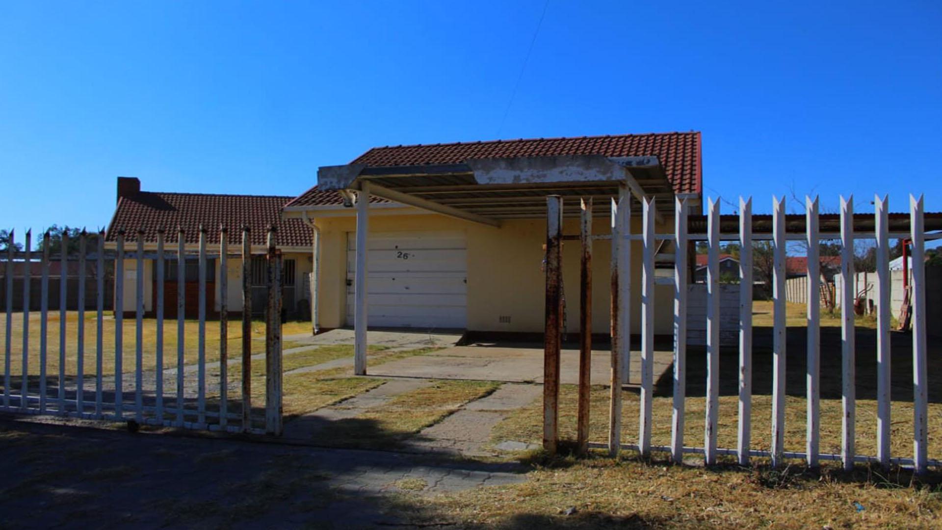 Front View of property in Lakeview