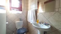 Main Bathroom - 5 square meters of property in Tijger Vallei