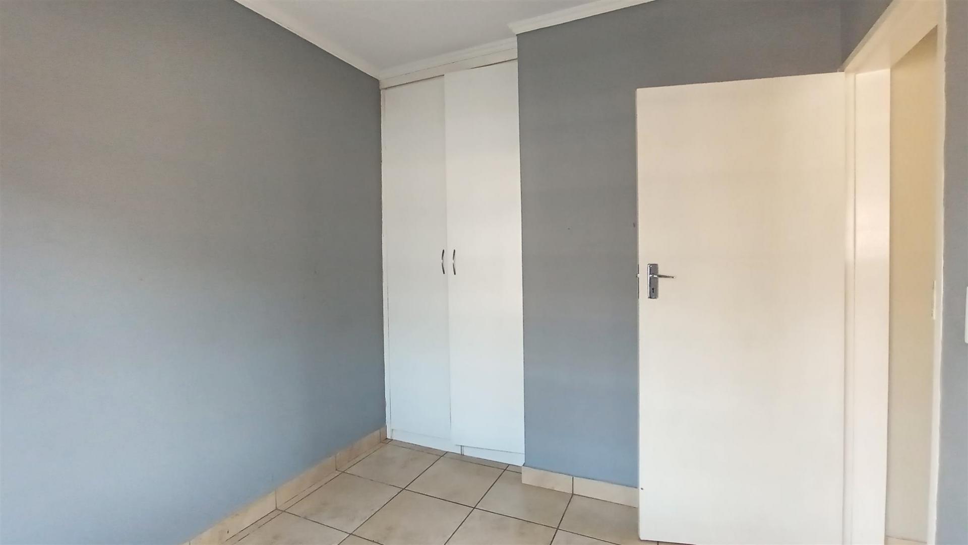 Bed Room 1 - 10 square meters of property in Andeon