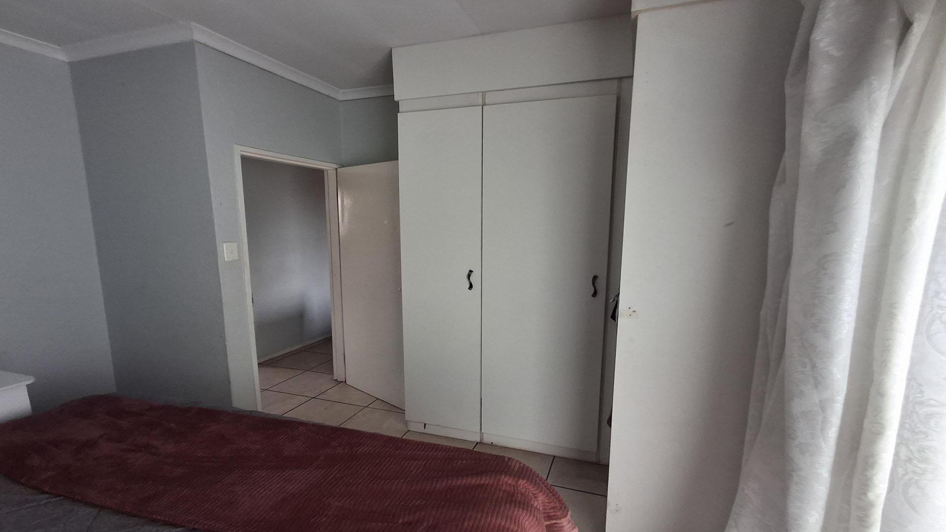Bed Room 1 - 13 square meters of property in Edleen