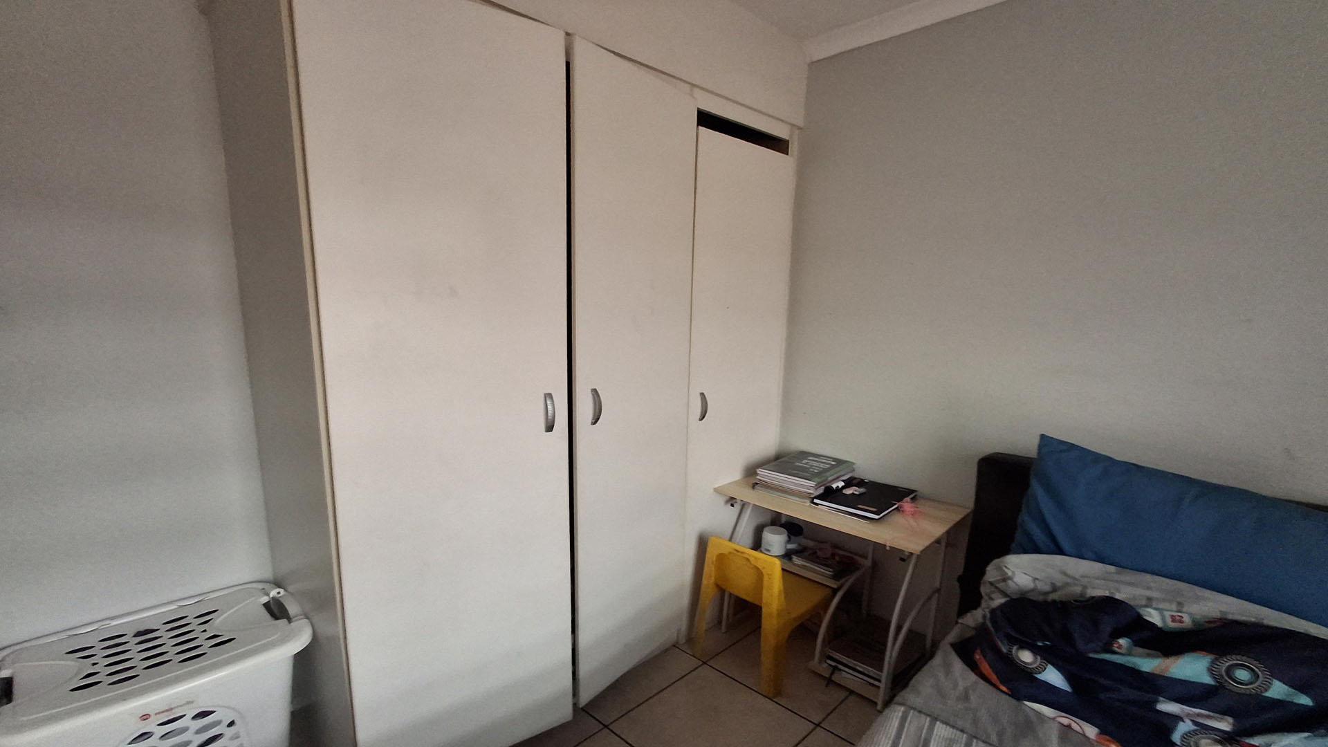 Bed Room 2 - 8 square meters of property in Edleen