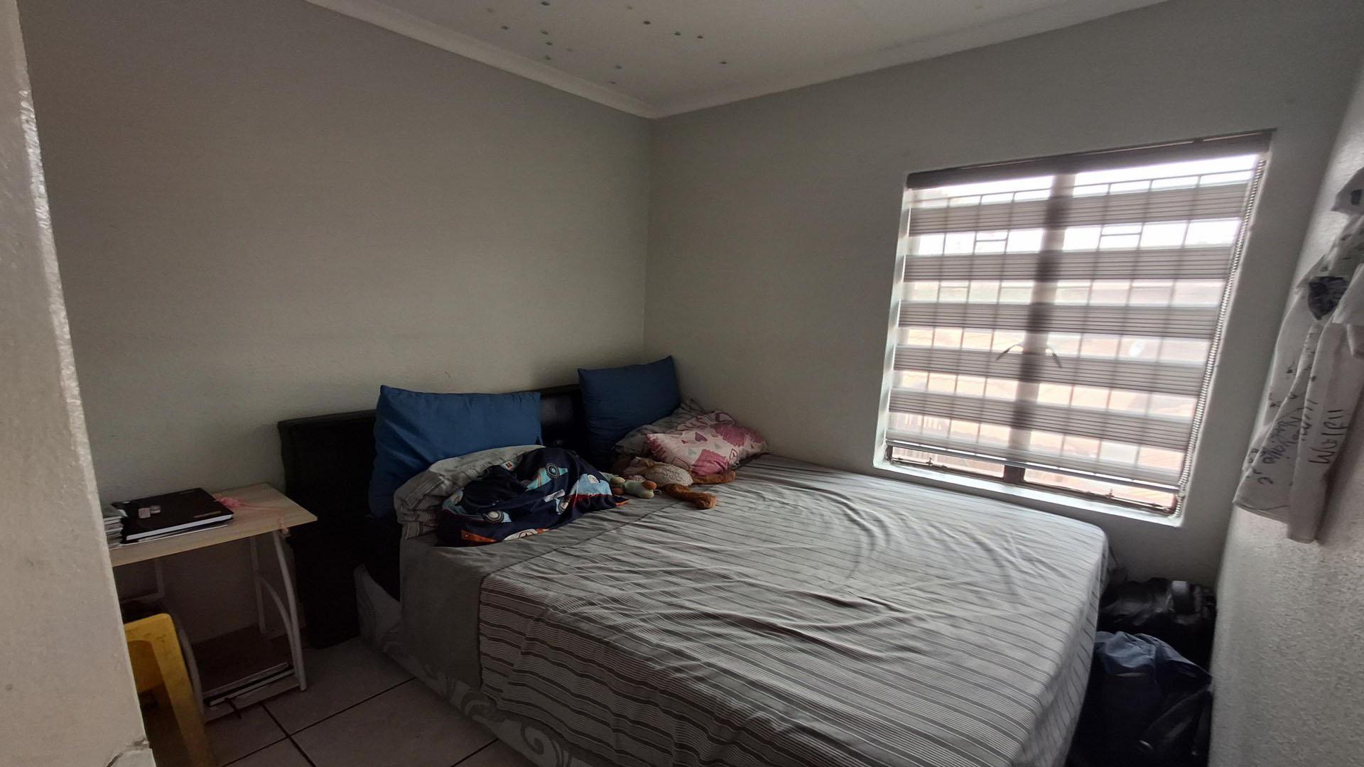 Bed Room 2 - 8 square meters of property in Edleen
