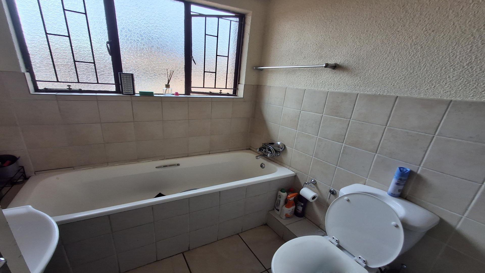 Bathroom 1 - 6 square meters of property in Edleen