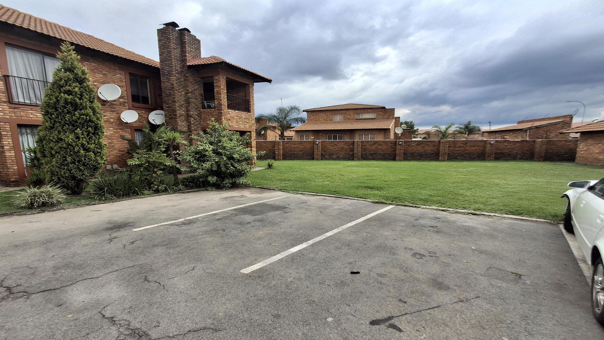 Spaces - 2 square meters of property in Edleen