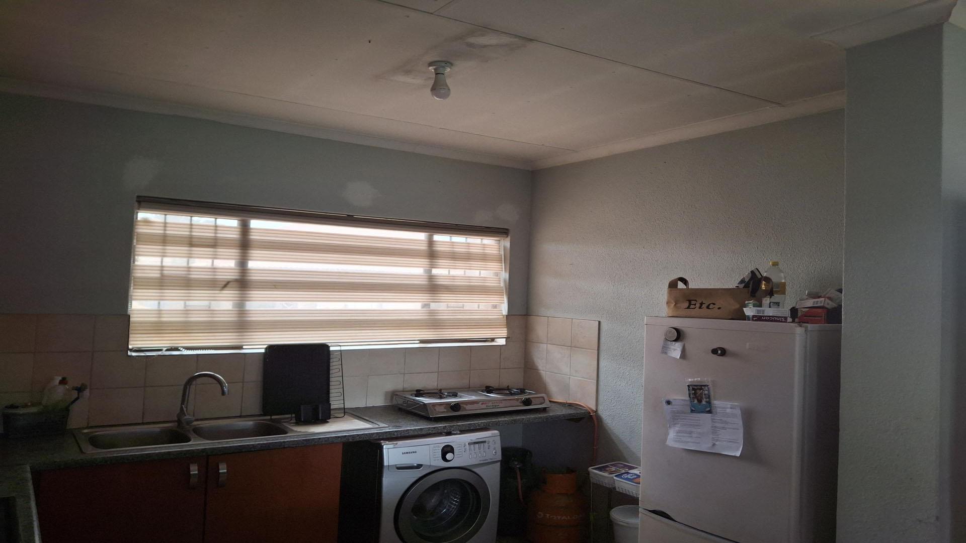 Kitchen - 10 square meters of property in Edleen