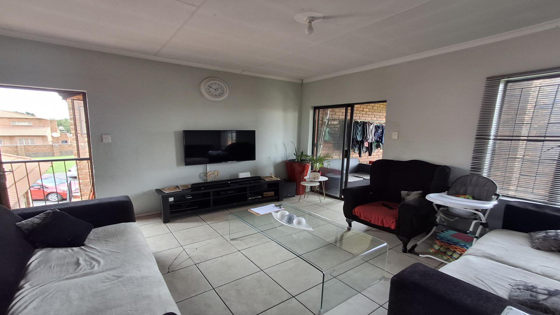 Lounges - 16 square meters of property in Edleen