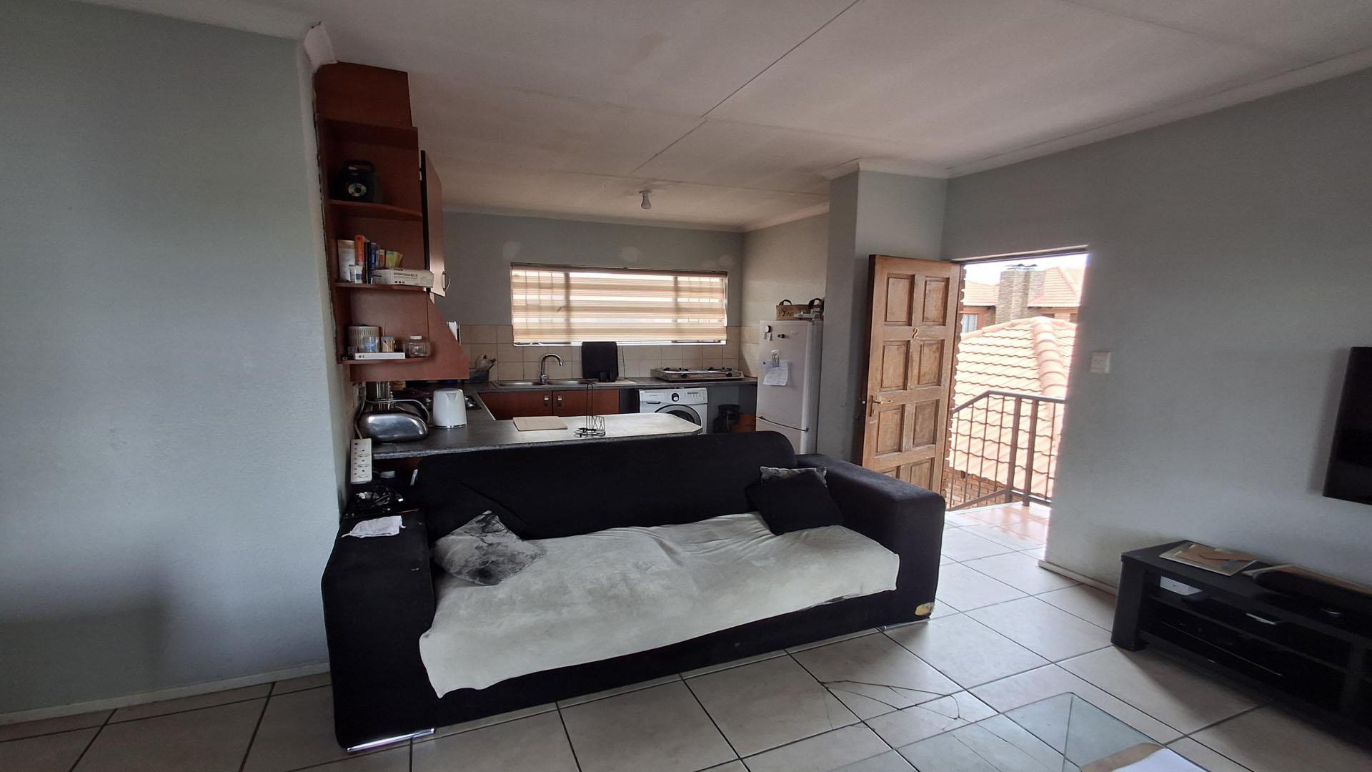 Lounges - 16 square meters of property in Edleen