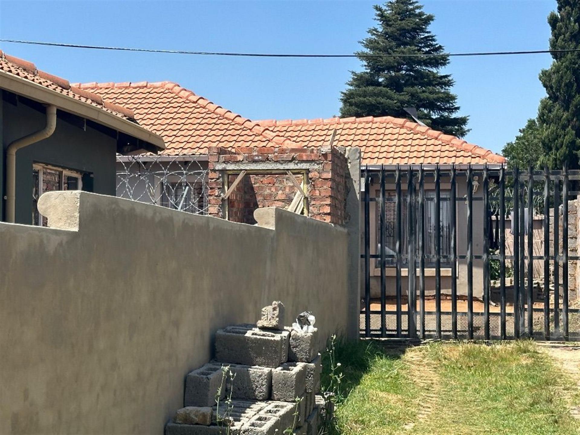 Front View of property in Cresslawn