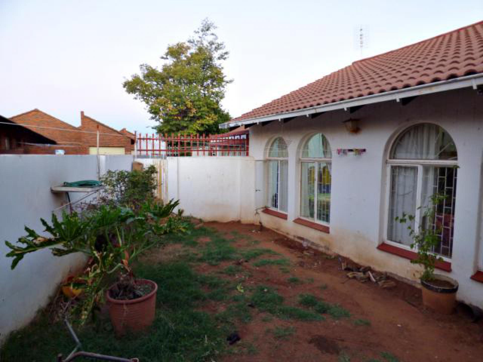 Front View of property in Heuwelsig