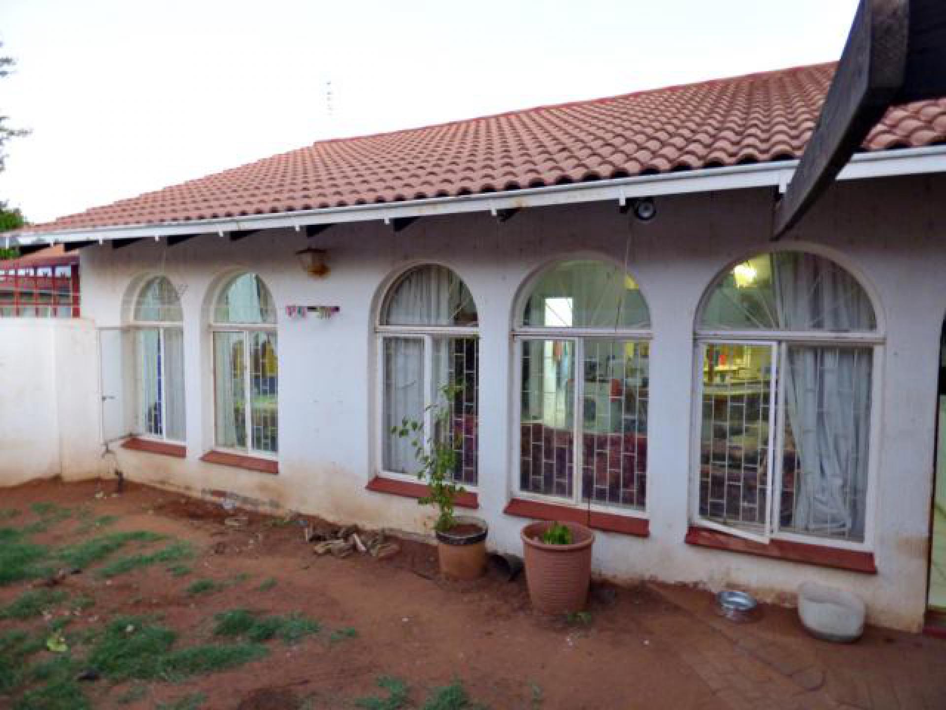 Front View of property in Heuwelsig