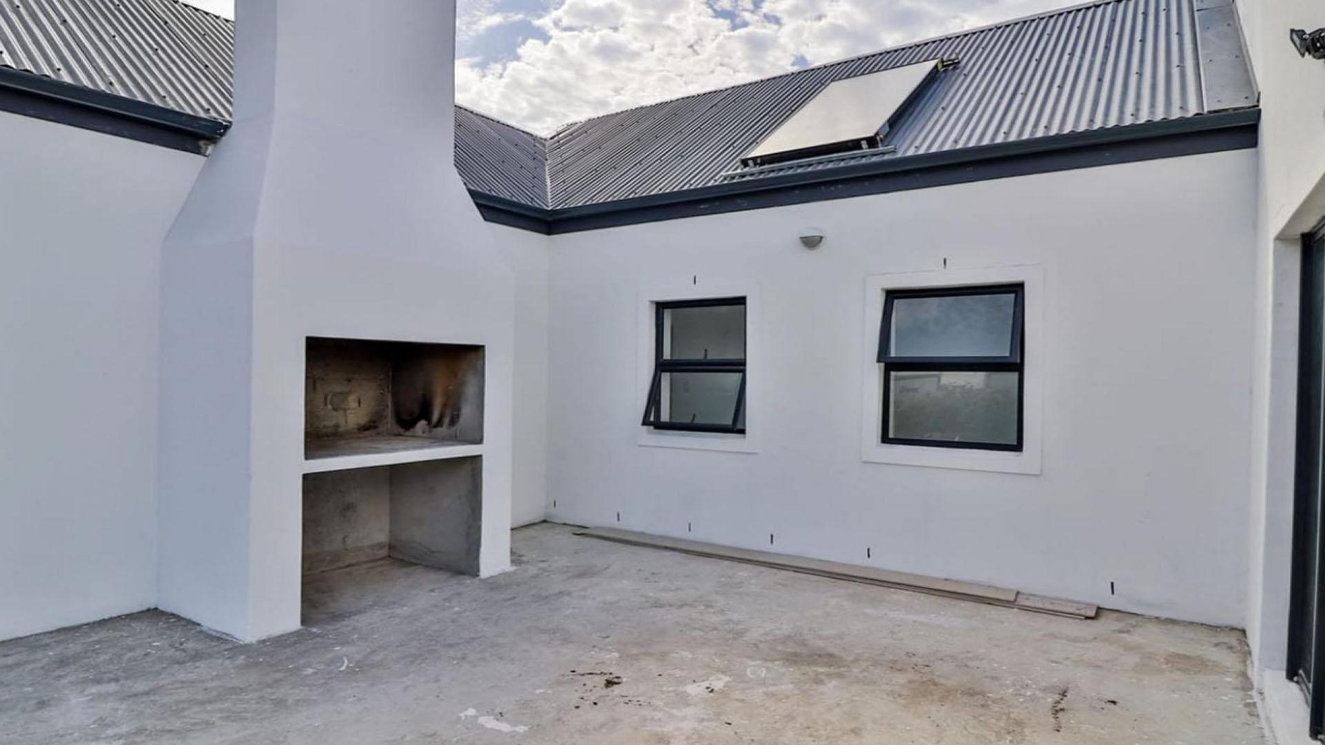 Patio - 25 square meters of property in Sandbaai