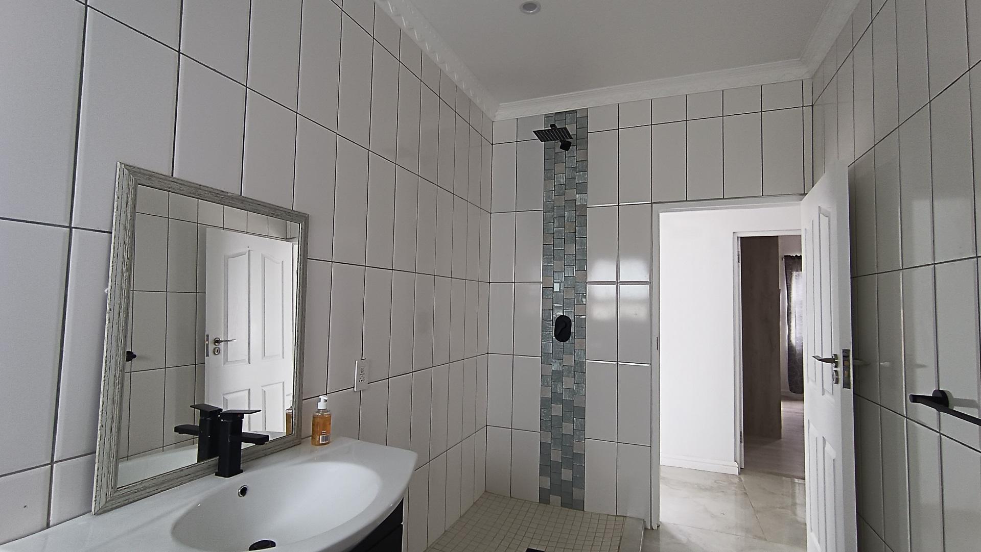 Bathroom 1 - 9 square meters of property in Sandbaai