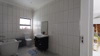 Bathroom 1 - 9 square meters of property in Sandbaai