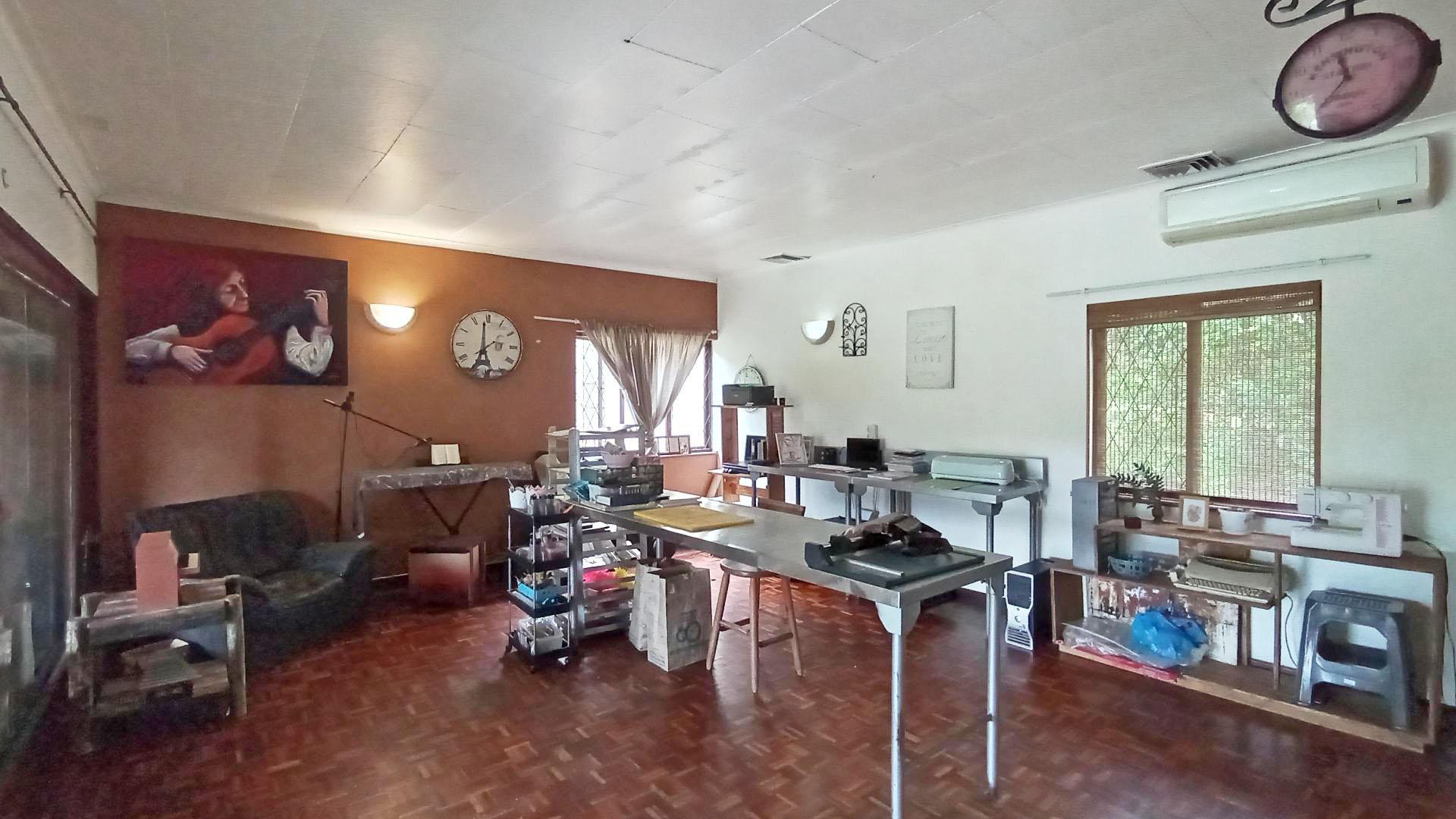 Lounges - 34 square meters of property in Amanzimtoti 