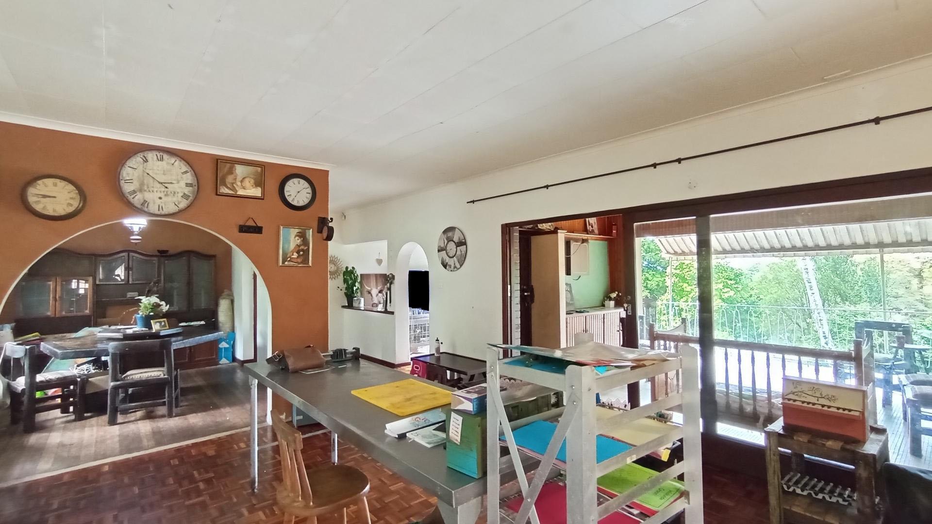 Lounges - 34 square meters of property in Amanzimtoti 