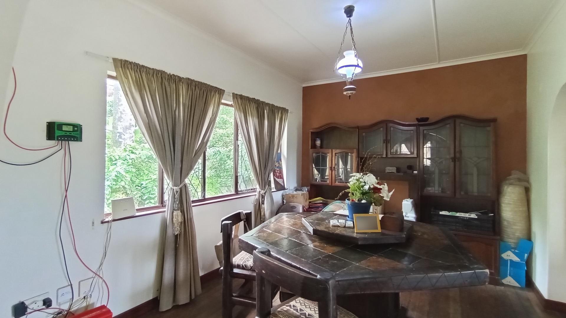 Dining Room - 14 square meters of property in Amanzimtoti 